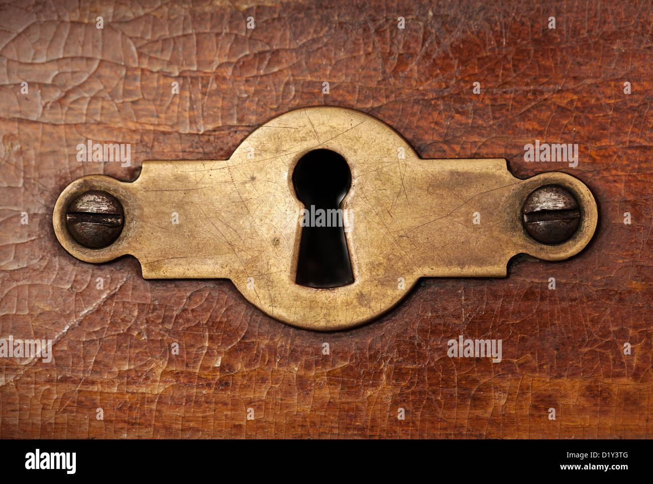 Vintage keyhole rame elemento decorativo su weathered superficie in legno Foto Stock