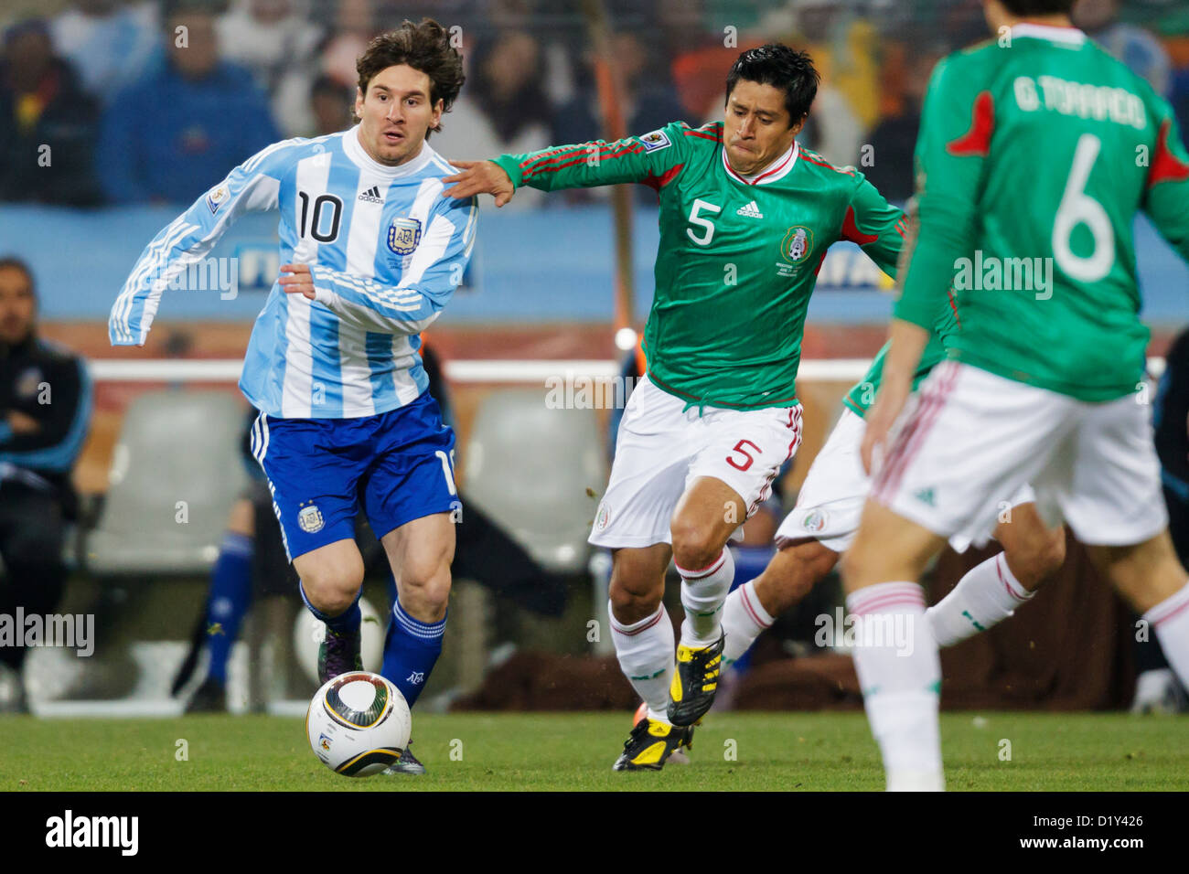 JOHANNESBURG, SUDAFRICA - GIUGNO 27: Lionel messi dell'Argentina (10) cerca spazio contro Ricardo Osorio del Messico (5) durante la gara di Coppa del mondo FIFA di 16 partite al Soccer City Stadium il 27 giugno 2010 a Johannesburg, Sudafrica. Solo per uso editoriale. Uso commerciale vietato. (Fotografia di Jonathan Paul Larsen / Diadem Images) Foto Stock