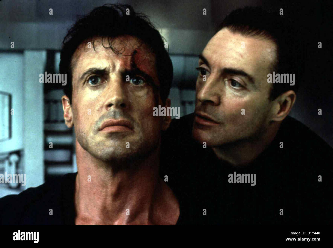 Judge Dredd Judge Dredd Sylvester Stallone, Armand Assante Rico (Armand Assante) haengt Judge Dredd (Sylvester Stallone) Foto Stock