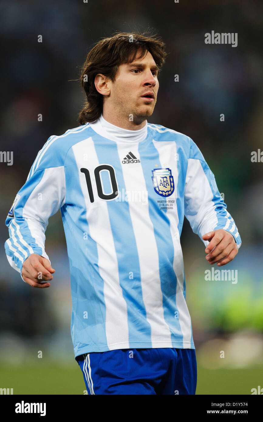 Lionel messi dell'Argentina in azione durante un round della Coppa del mondo FIFA di 16 contro il Messico al Soccer City Stadium il 27 giugno 2010 a Johannesburg, Sudafrica. Solo per uso editoriale. Nessuna spinta all'utilizzo dei dispositivi mobili. Uso commerciale vietato. (Fotografia di Jonathan Paul Larsen / Diadem Images) Foto Stock