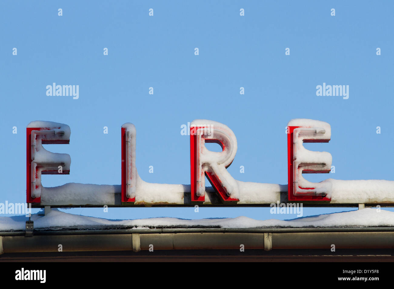 Stazione dei vigili del fuoco segno con la neve contro un luminoso bue sky Foto Stock