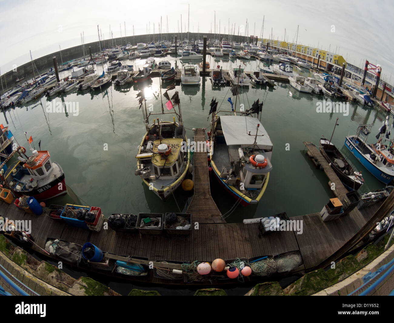 Brighton Marina: ampia angolazione di barche da pesca nell'estremità orientale della marina Foto Stock