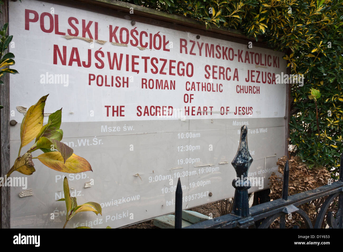 Bacheca al di fuori di un polacco chiesa cattolica, Reading, Berkshire, Inghilterra, GB, UK. Foto Stock