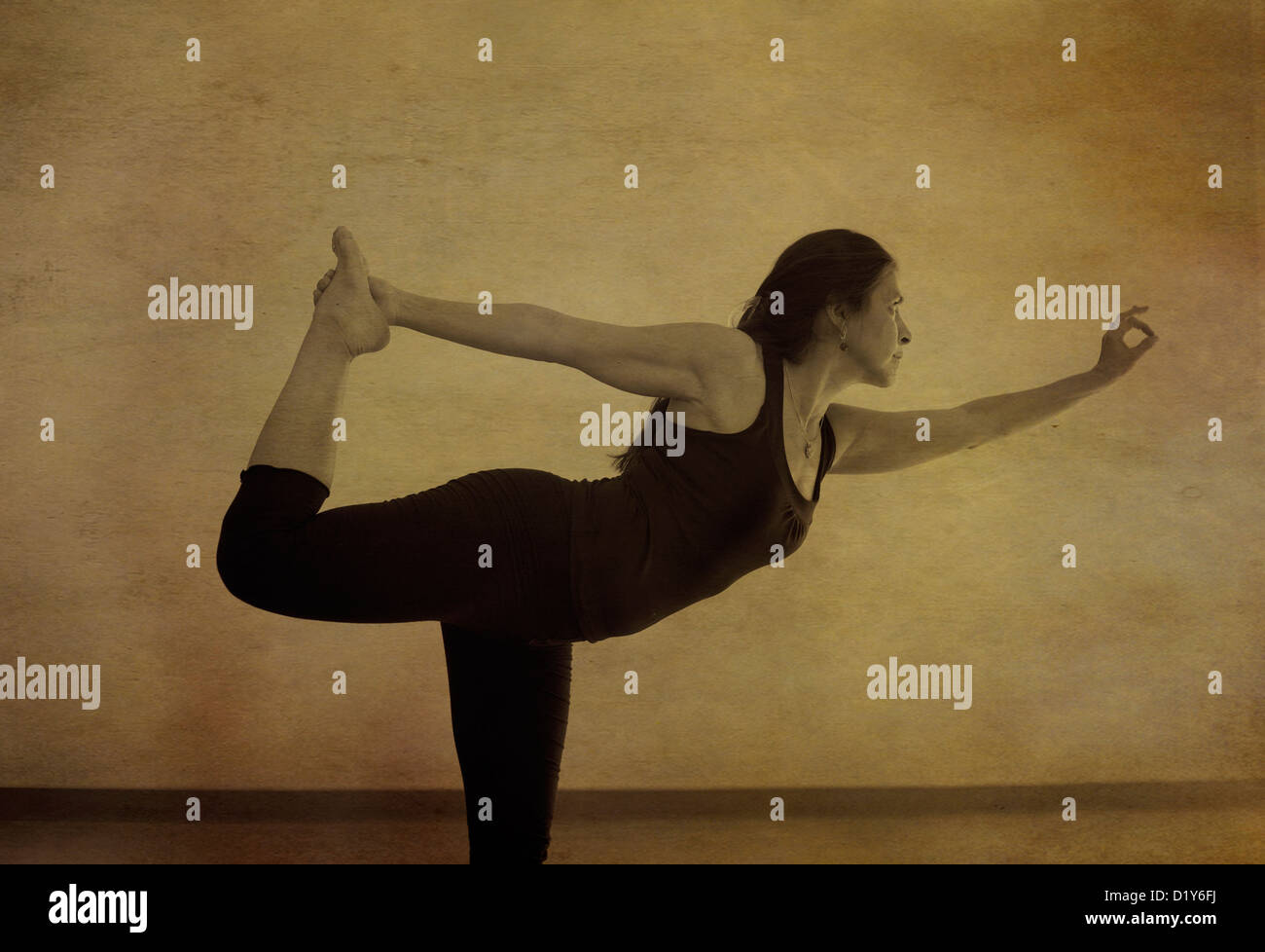 Donna in posa di yoga in ambienti chiusi. In base foto illustrazione. Foto Stock