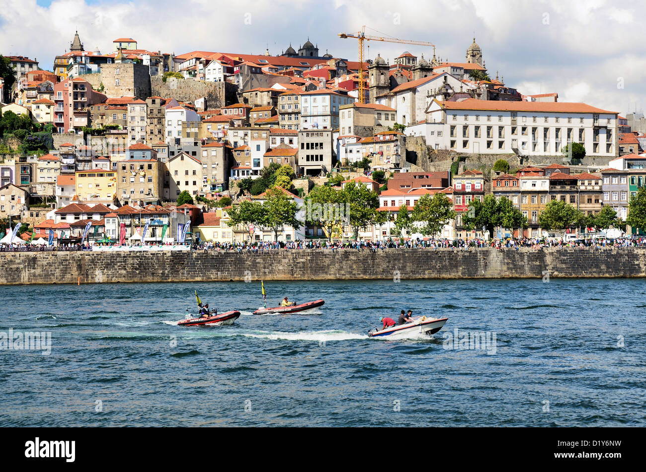 Barche veloci sul fiume Douro, vicino alla città di Porto Foto Stock