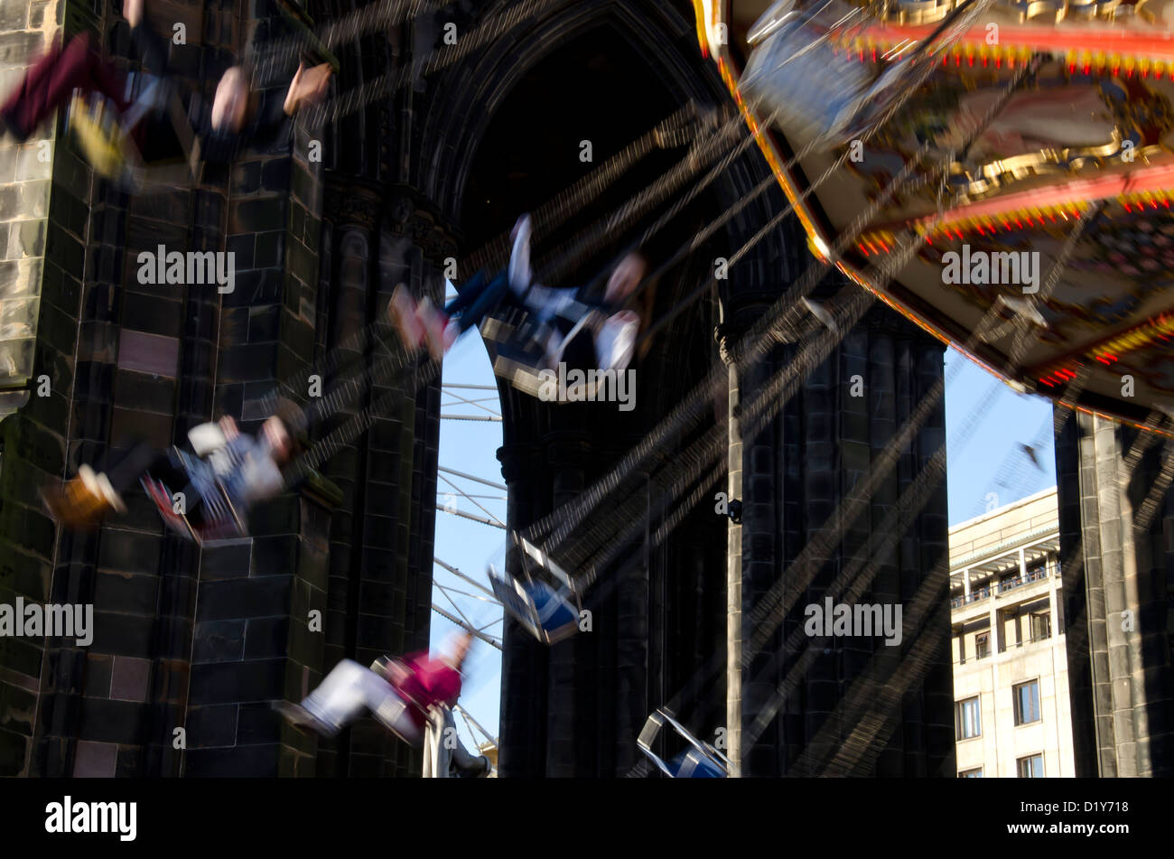 Un Fairground Ride in Princes Street Gardens, Edimburgo, Scozia - uno della città natale attrazioni. Foto Stock