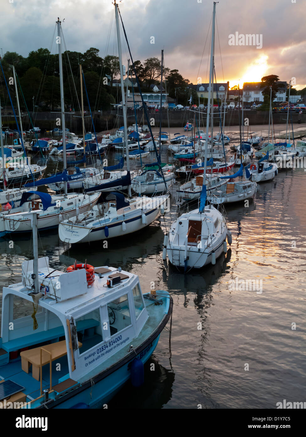 Piccole barche a vela nel porto a Saundersfoot vicino Tenby Pembrokeshire Wales UK fotografata al crepuscolo Foto Stock