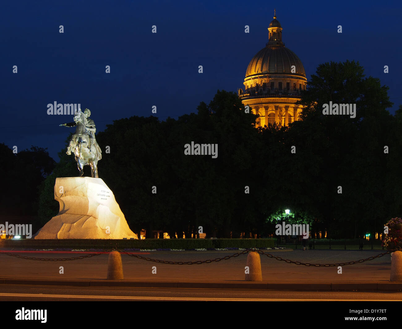 Il Cavaliere di bronzo e la Cattedrale di San Isacco durante le notti bianche a San Pietroburgo - Russia Foto Stock