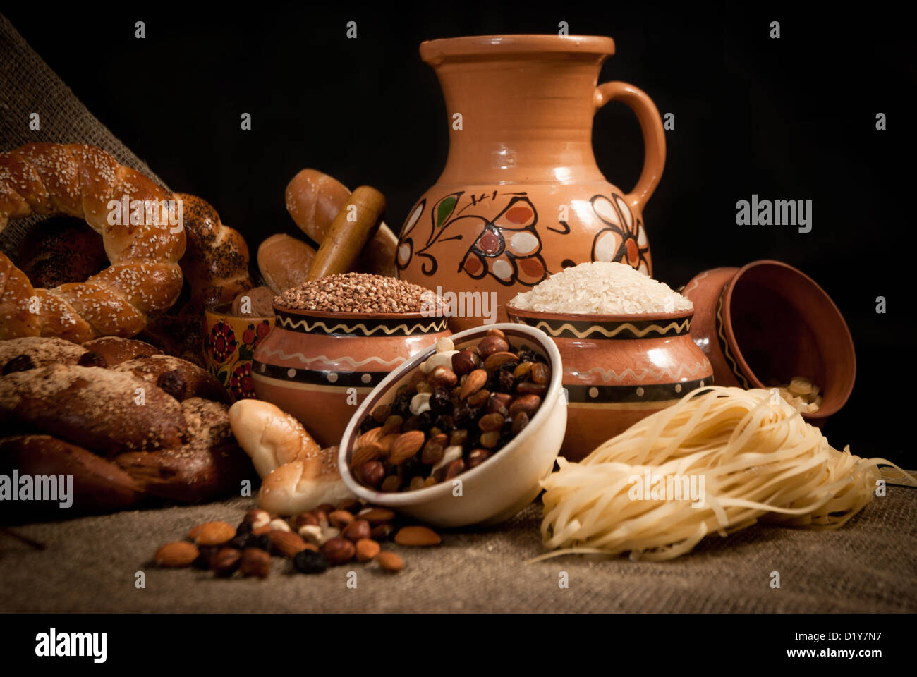 Assortimento di pane cotto su saccheggi Foto Stock