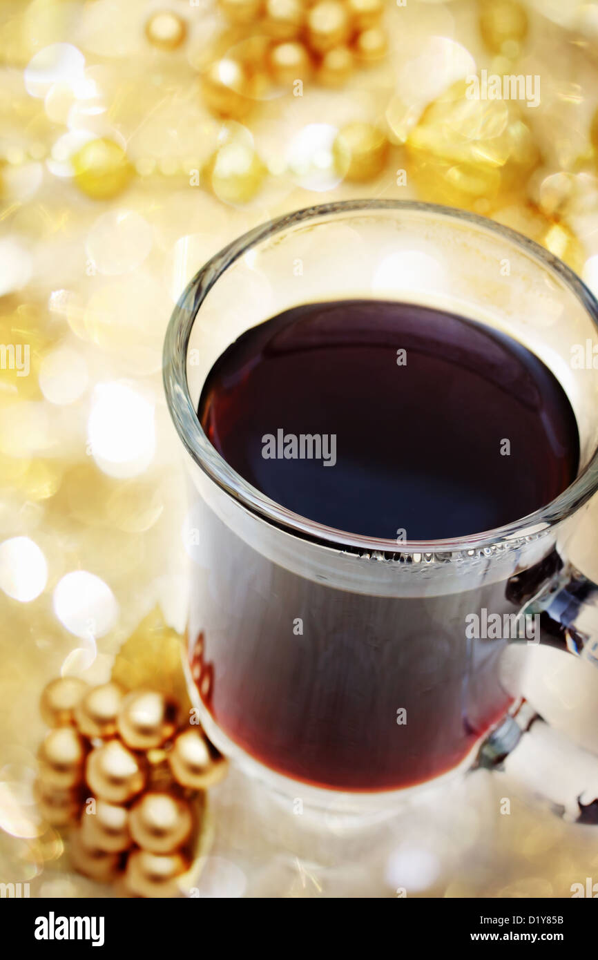 Tazza di caffè con decorazioni di Natale con luci astratto Foto Stock