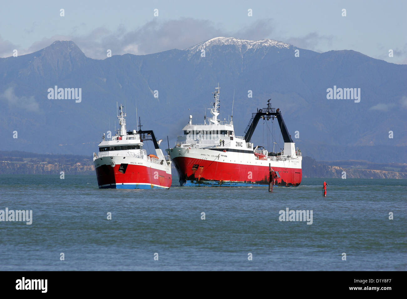 Fire danneggiato trawler Amaltal Columbia è trainato indietro nel porto di Nelson, Nuova Zelanda Foto Stock