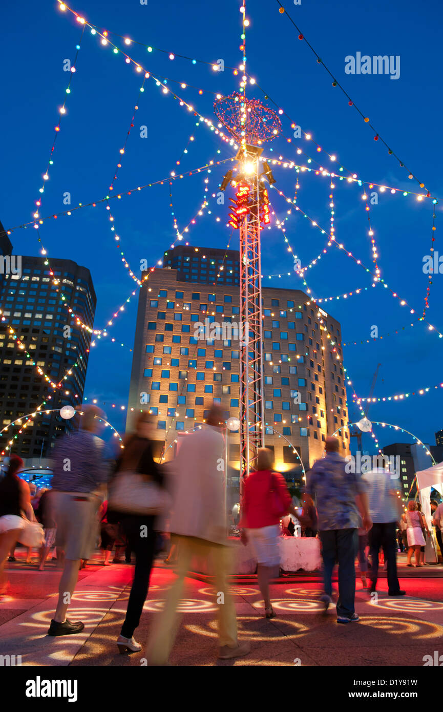 Ora blu, Esplanade de la Place des Arts di Montreal. Foto Stock