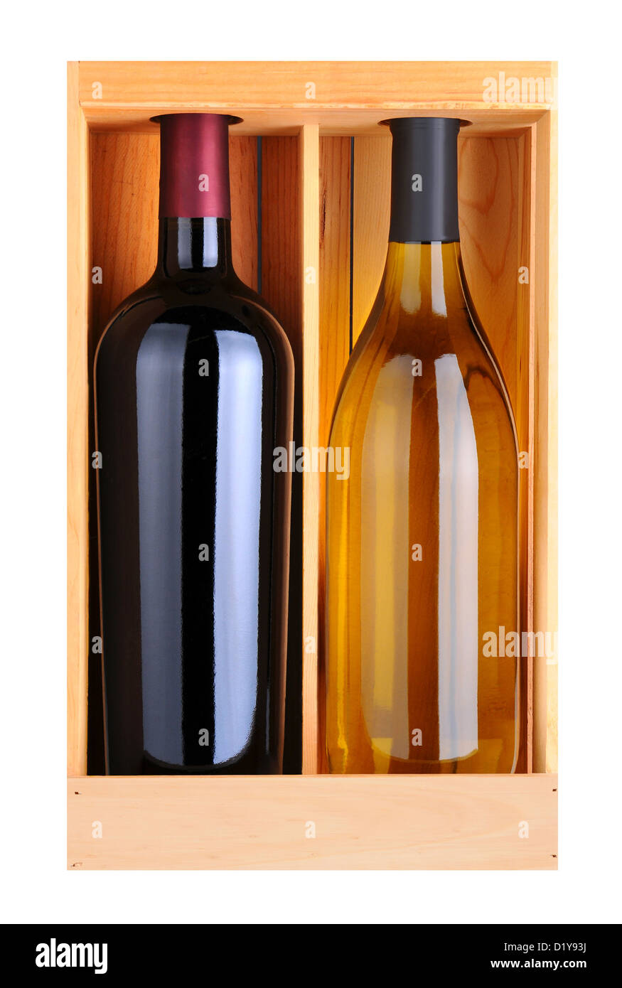 Un Cabernet Sauvignon e Chardonnay bottiglia senza etichette in un legno confezione regalo. Formato verticale isolato su bianco. Foto Stock
