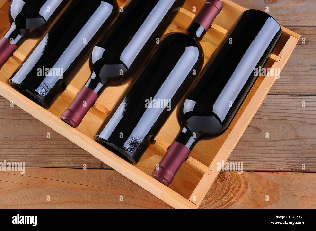 Vista dall'alto di un caso di cabernet sauvignon bottiglie di vino. Formato orizzontale con un legno rustico sfondo. Foto Stock