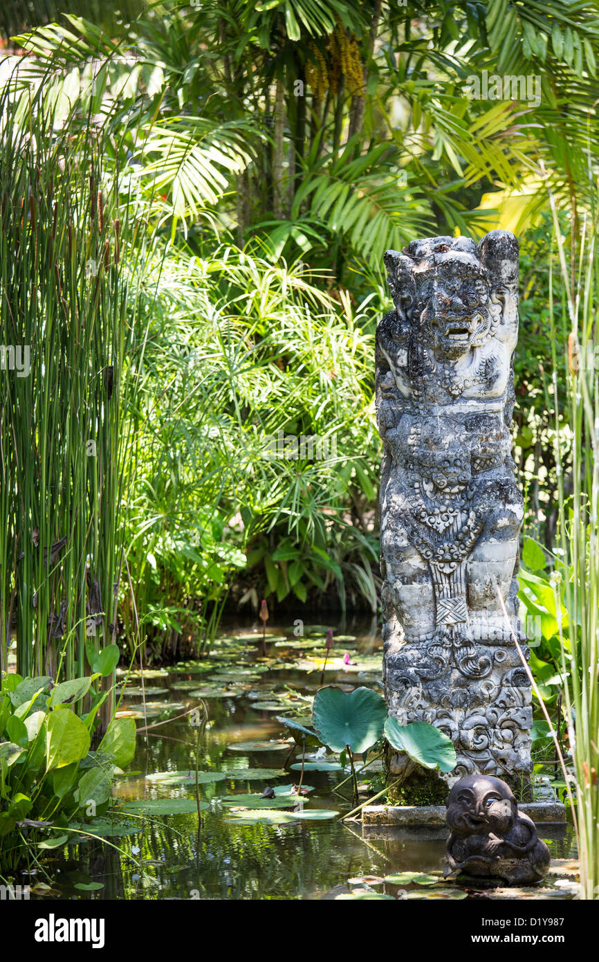 Statua Balinese in giardini tradizionali, Hyatt Regency Sanur, Bali, Indonesia Foto Stock