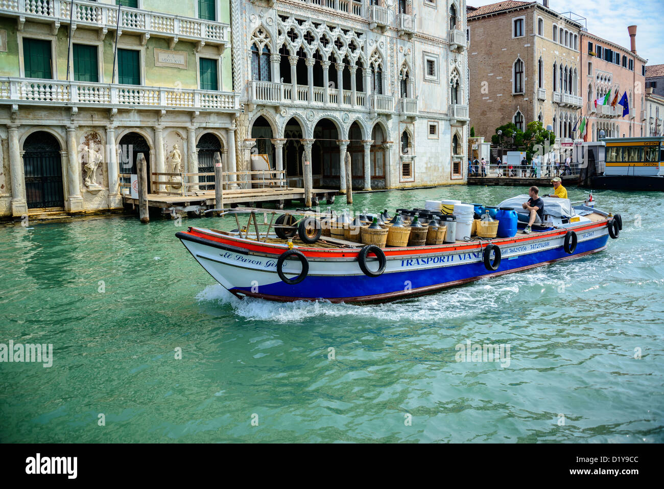 Il trasporto del vino barge, Grand Canal, Venezia , Italia Foto Stock