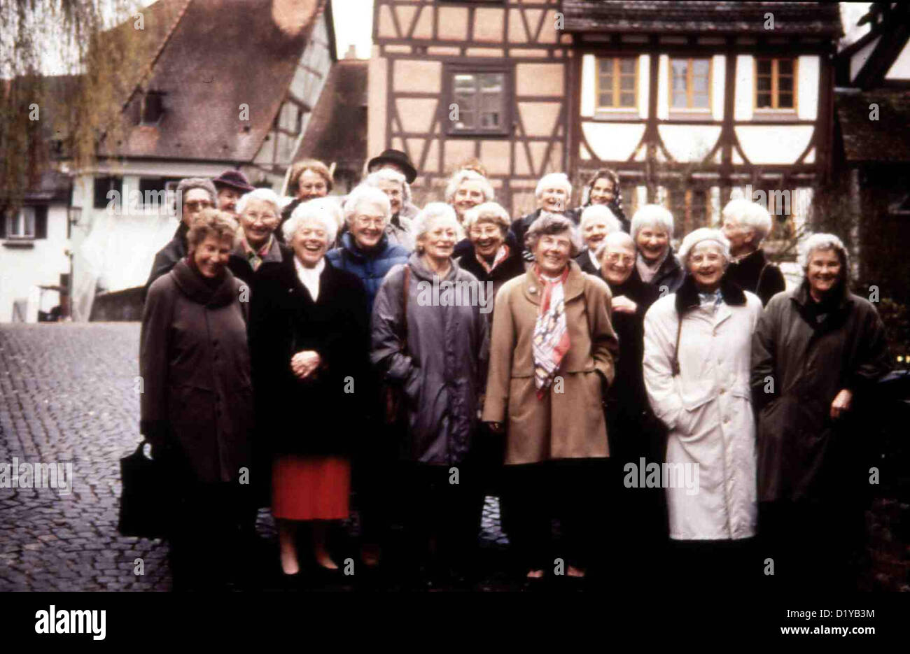 Kinderland Ist Abgebrannt Kinderland Ist Abgebrannt Zwoelf Frauen, die heute alle ueber 70 Jahre alt sind, erinnern sich Foto Stock