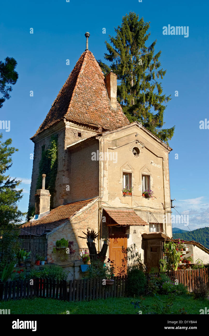 Casa costruita nella torre medievale di pareti di Sighisoara sassone medievale fortificata cittadella, Transilvania, Romania Foto Stock