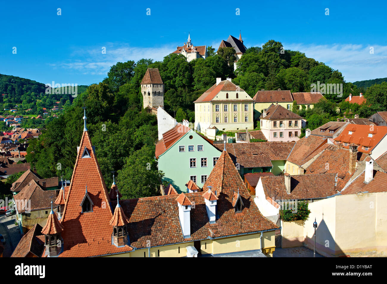 Vista di Sighisoara sassone medievale fortificata cittadella dalla torre dell'orologio, Transilvania, Romania Foto Stock