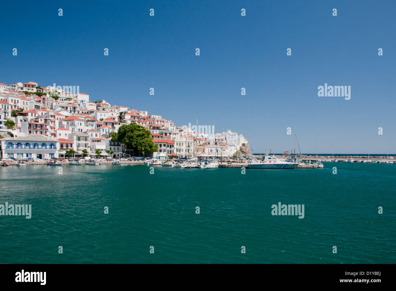 Città di Skopelos in una limpida giornata estiva Foto Stock