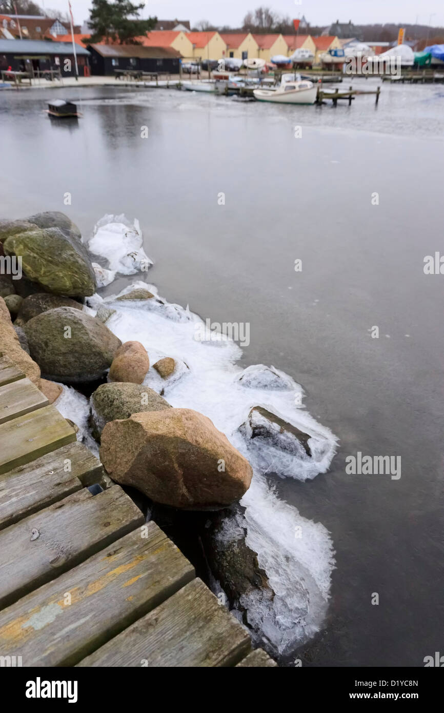 Acque congelate di Mariager Harbour, Mariager, Danimarca Foto Stock