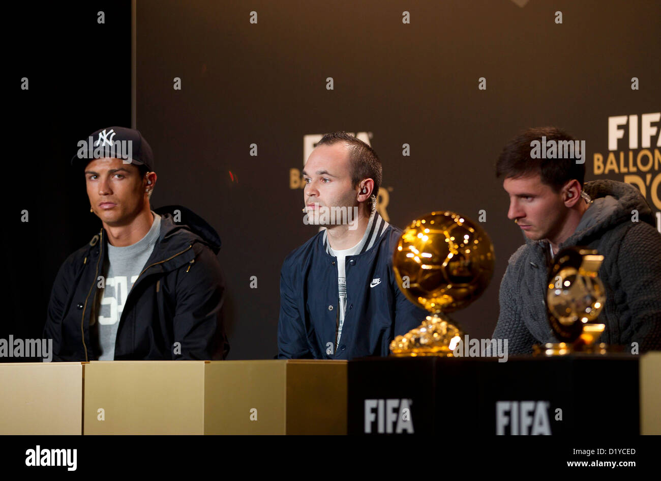 Cristiano Ronaldo, Andres Iniesta, Lionel Messi, durante la conferenza stampa con i candidati per Player mondiale dell'anno e del mondo Pullman dell'anno per gli uomini di calcio il 7 gennaio 2013 presso il Palazzo dei Congressi di Zurigo, Svizzera. Foto: S.Lau Foto Stock