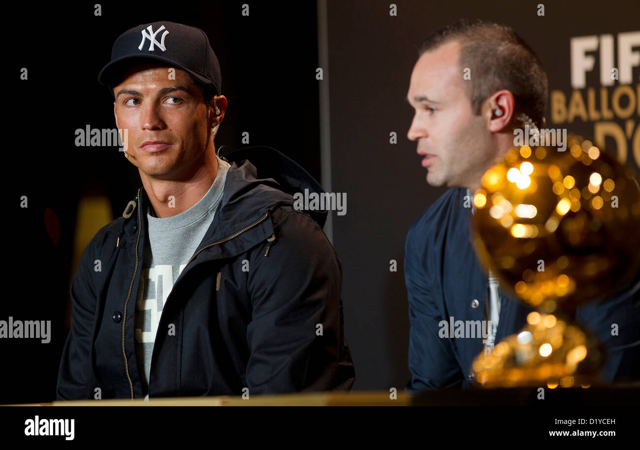 Cristiano Ronaldo e Andres Iniesta, durante la conferenza stampa con i candidati per Player mondiale dell'anno e del mondo Pullman dell'anno per gli uomini di calcio il 7 gennaio 2013 presso il Palazzo dei Congressi di Zurigo, Svizzera. Foto: S.Lau Foto Stock