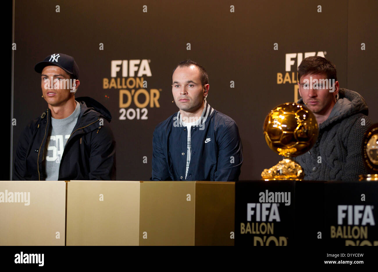 Cristiano Ronaldo, Andres Iniesta, Lionel Messi, durante la conferenza stampa con i candidati per Player mondiale dell'anno e del mondo Pullman dell'anno per gli uomini di calcio il 7 gennaio 2013 presso il Palazzo dei Congressi di Zurigo, Svizzera. Foto: S.Lau Foto Stock
