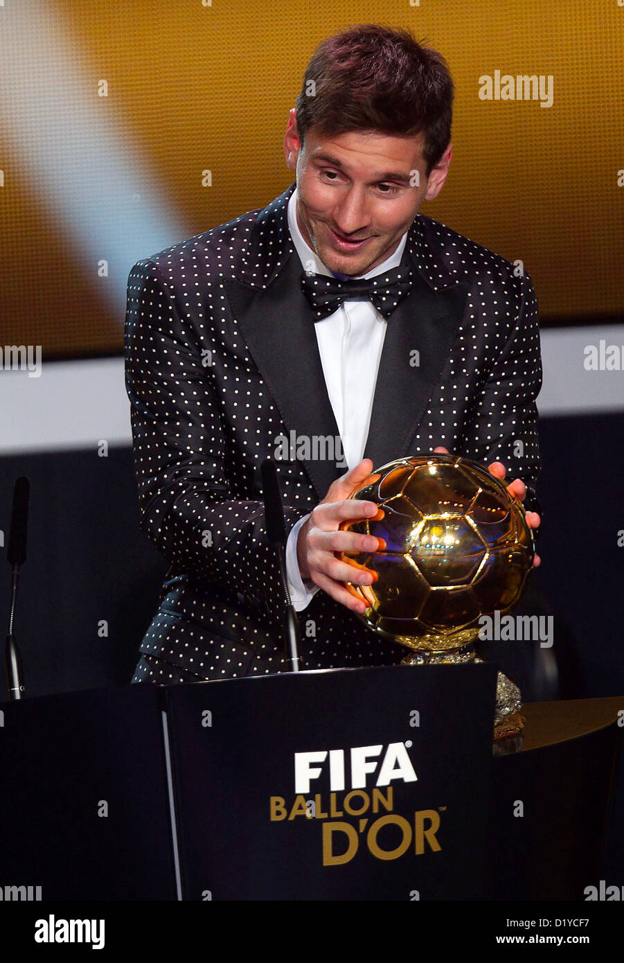 Lionel Messi Argentina detiene il trofeo alloft dopo aver vinto la FIFA ballon d'Or per la quarta volta consecutiva durante il FIFA ballon d'Or 2012 di Gala presso la Kongresshaus su Gennaio 7, 2013 a Zurigo, Svizzera. Foto: S.Lau Foto Stock