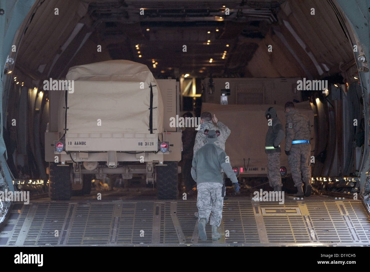 La US Army è invio di soldati e le forniture per il dispiegamento della NATO in Turchia presso la base aerea di Ramstein, Germania, 8 gennaio 2013. Foto: FREDERIK VON ERICHSEN Foto Stock