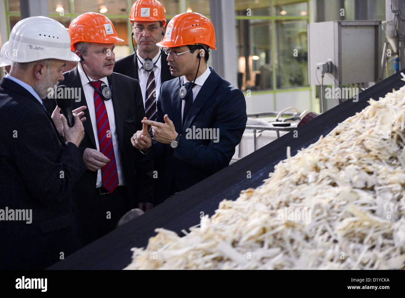 Il tedesco Ministro federale dell'Economia e FDP Presidente Philipp Roesler (R) visite il Nordzucker AG fabbrica di zucchero con il CEO di Nordzucker Hartwig Fuchs (3-R) in Schladen, Germania, 08 gennaio 2013. Foto: Peter Steffen Foto Stock