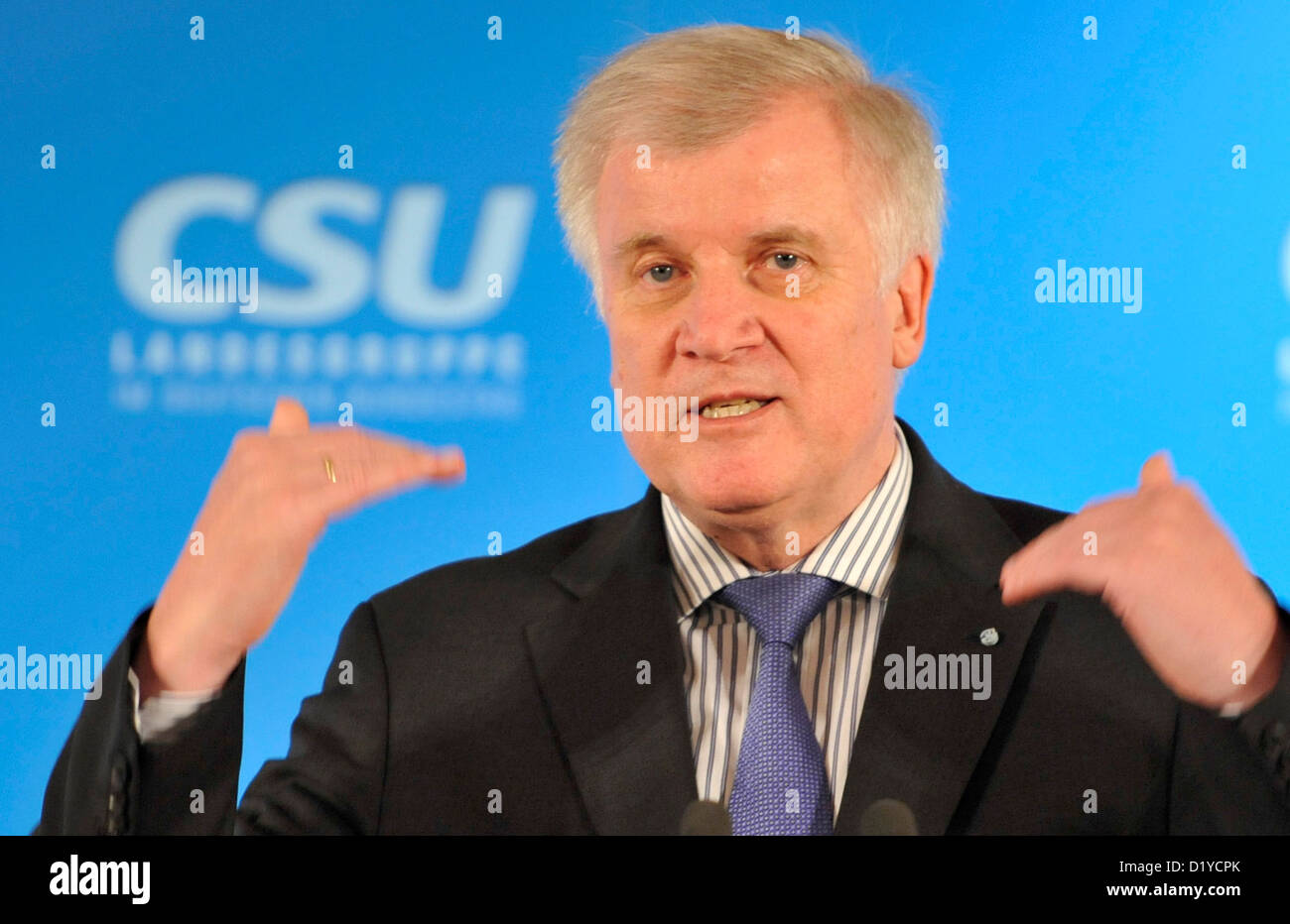 Il Premier della Baviera Horst Seehofer colloqui presso il centro educativo della Fondazione Hanns-Seidel durante una conferenza stampa presso il ritiro invernale della CSU fazione regionale a Wildbad Kreuth, Germania, 08 gennaio 2013. La CSU viene aventi la loro tradizionale ritiro invernale qui. Foto: FRANK LEONHARDT Foto Stock