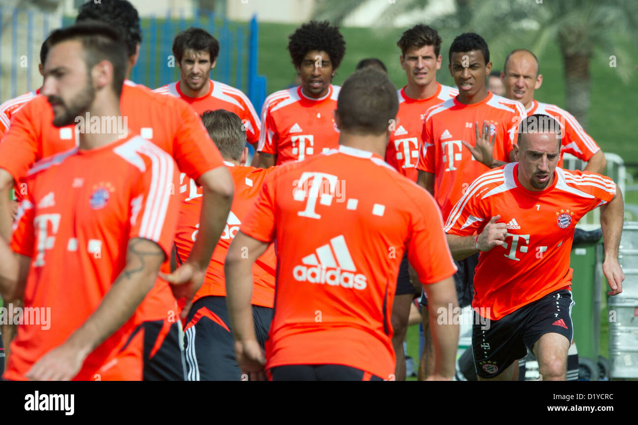 Monaco di Baviera giocatori intorno a Frank Ribéry (R) prendere parte in pratica a Doha, Qatar, 08 gennaio 2013. Il team di rimanere al loro winter training camp in Qatar fino al 09 gennaio 2013. Foto: Peter Kneffel Foto Stock