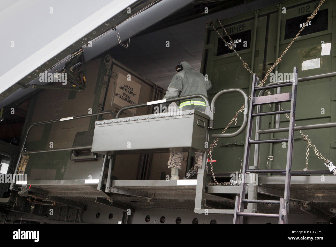 La US Army è invio di soldati e le forniture per il dispiegamento della NATO in Turchia presso la base aerea di Ramstein, Germania, 8 gennaio 2013. Foto: FREDERIK VON ERICHSEN Foto Stock