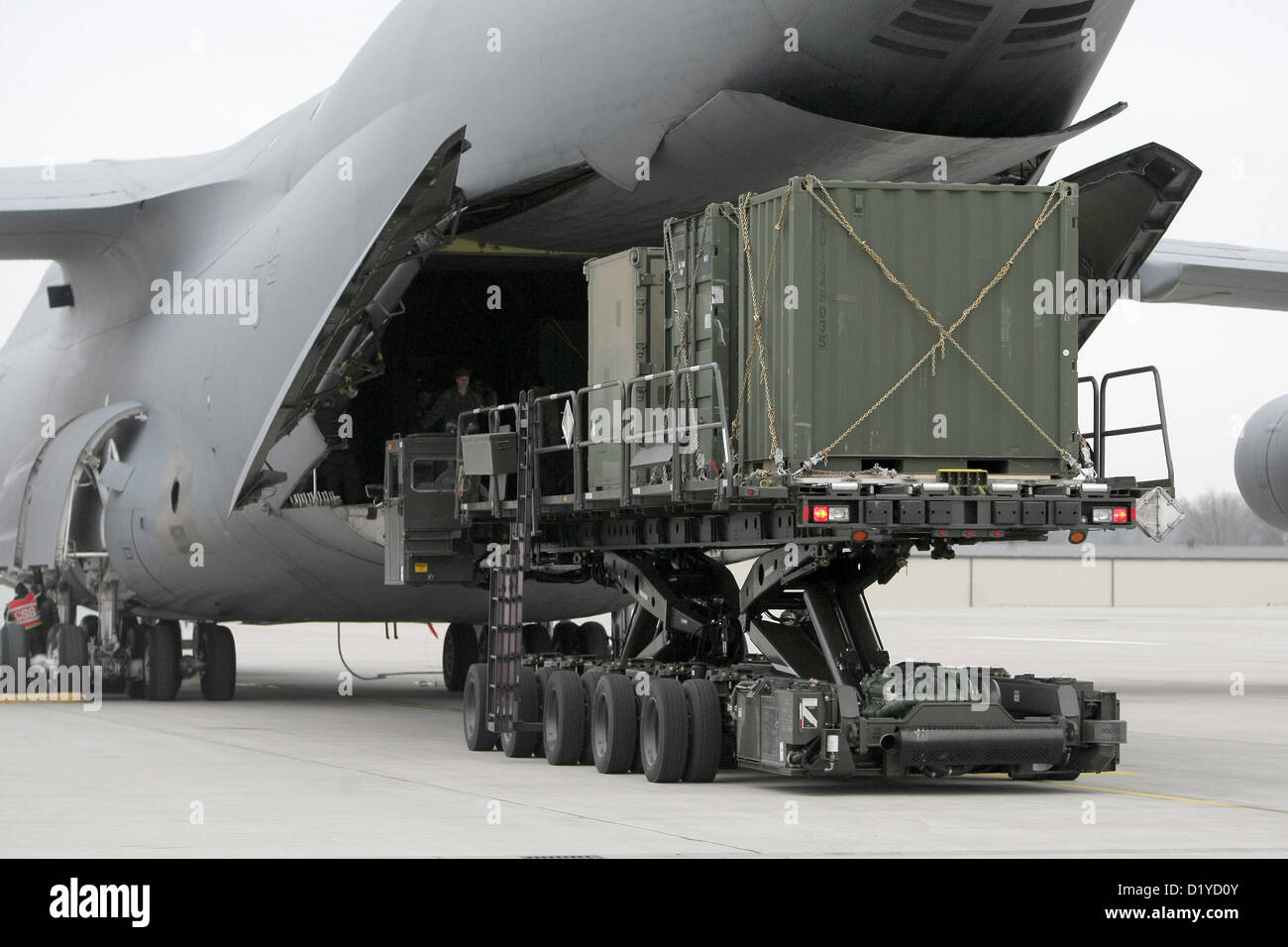 La US Army è invio di soldati e le forniture per il dispiegamento della NATO in Turchia presso la base aerea di Ramstein, Germania, 8 gennaio 2013. Foto: FREDERIK VON ERICHSEN Foto Stock