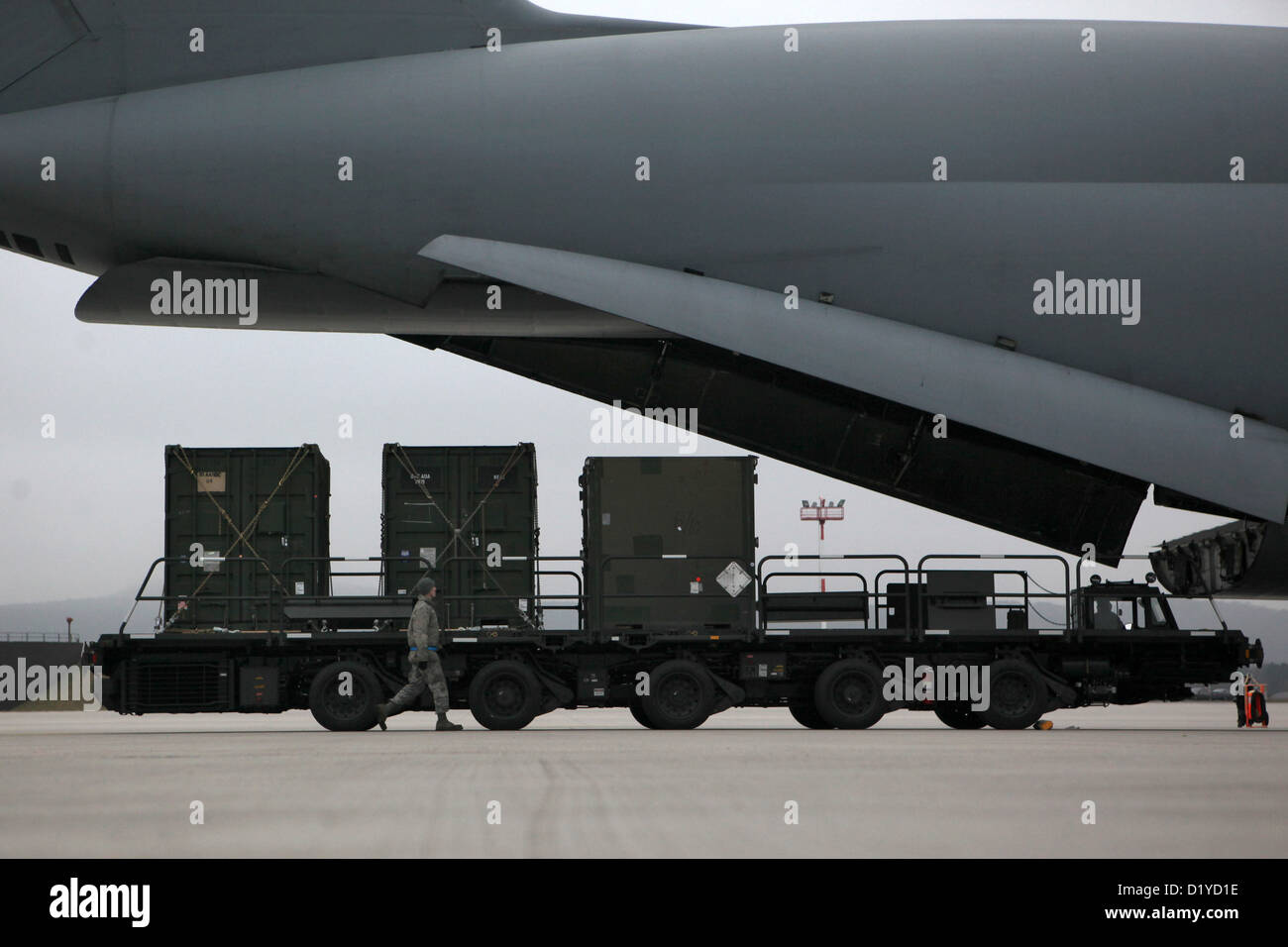 La US Army è invio di soldati e le forniture per il dispiegamento della NATO in Turchia presso la base aerea di Ramstein, Germania, 8 gennaio 2013. Foto: FREDERIK VON ERICHSEN Foto Stock