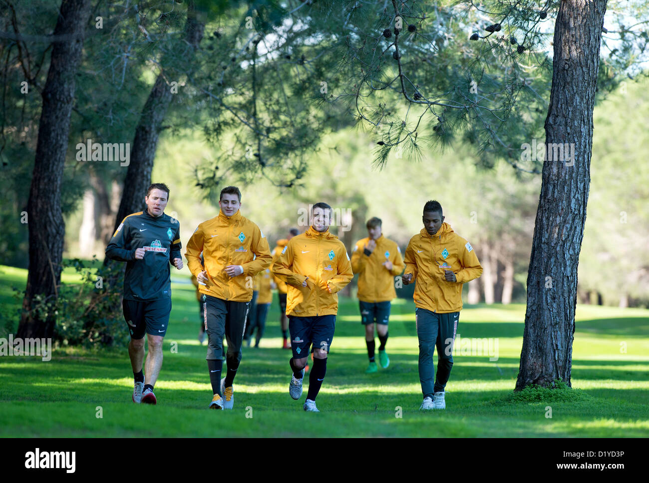 Brema allenatore di atletica Reinhard Schnittker (L-R), portiere Sebastian Mielitz, Lukas Schmitz e Eljero Elia corrono attraverso un campo da golf vicino al teal hotel alla loro training camp in Belek, Turchia, 08 gennaio 2013. La notte scorsa, il Werder ha vinto la Coppa Tuttur 2-1 contro la Turchia Trabzonspor e giocherà VfL Wolfsburg in finale il 09 gennaio 2013. Foto: SOEREN STACHE Foto Stock