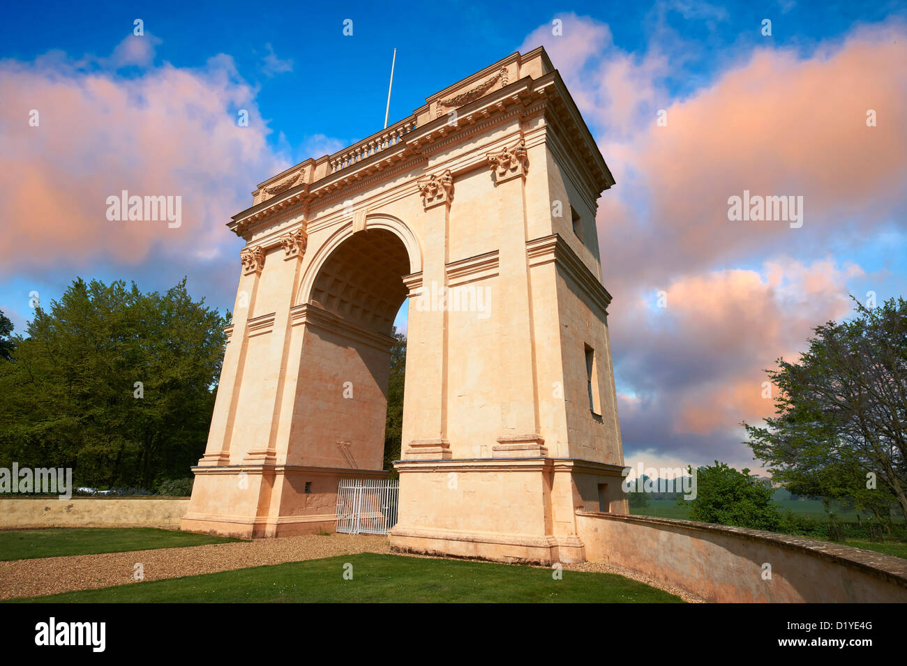 Il neo-classico arco corinzio ldesigned da Giovanni Battista Borra nel 1750's Stowe House Foto Stock