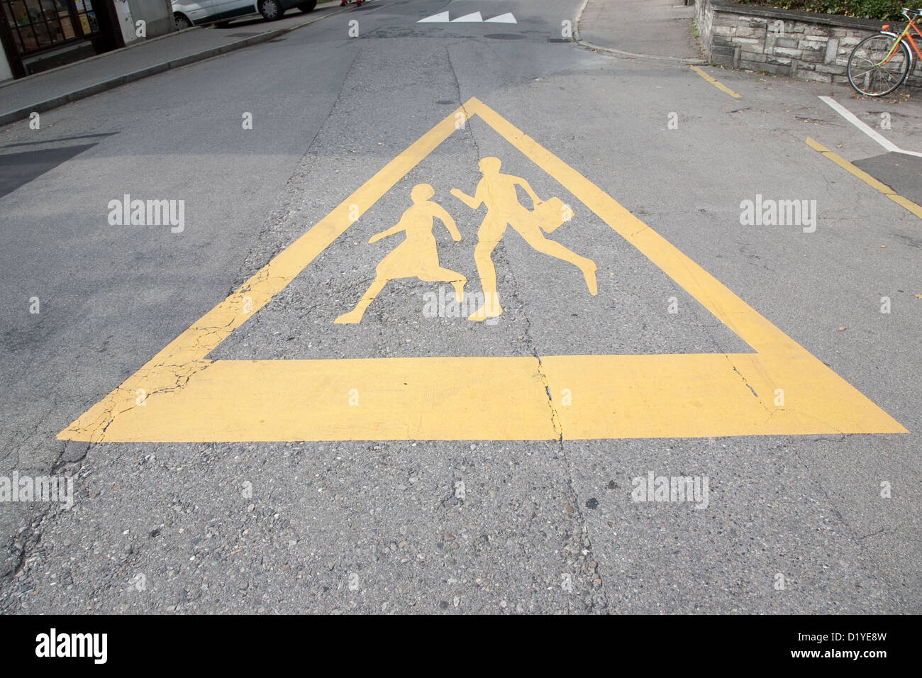 Sicurezza della scuola segno dipinto sulla strada Foto Stock