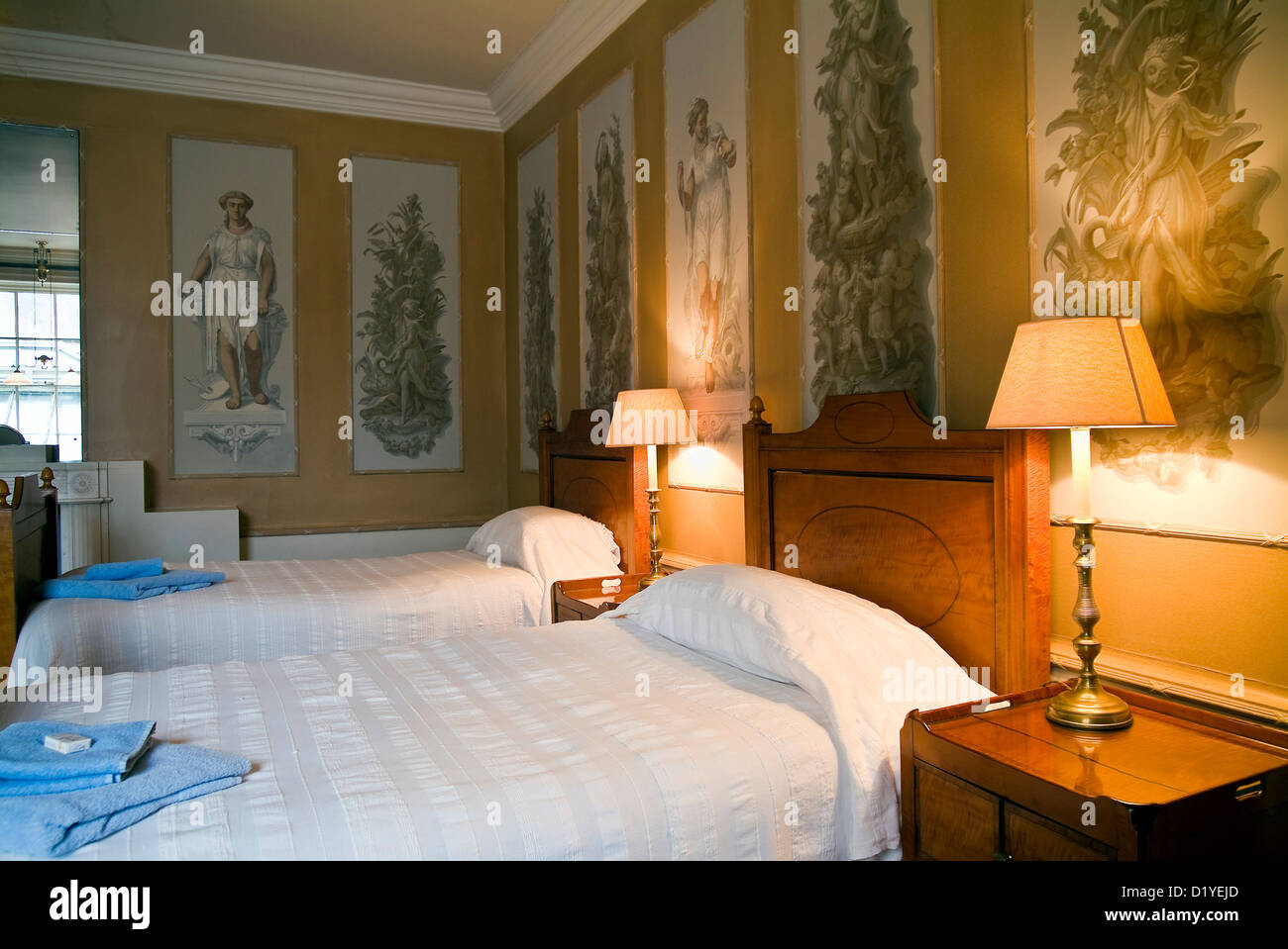 Ospiti camere con arredi originali e i raccordi in corrispondenza di West Dean College, Chichester, West Sussex, Regno Unito Foto Stock