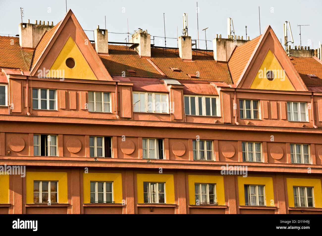 La vibrante edificio art nouveau di Praga Repubblica Ceca Europa Foto Stock