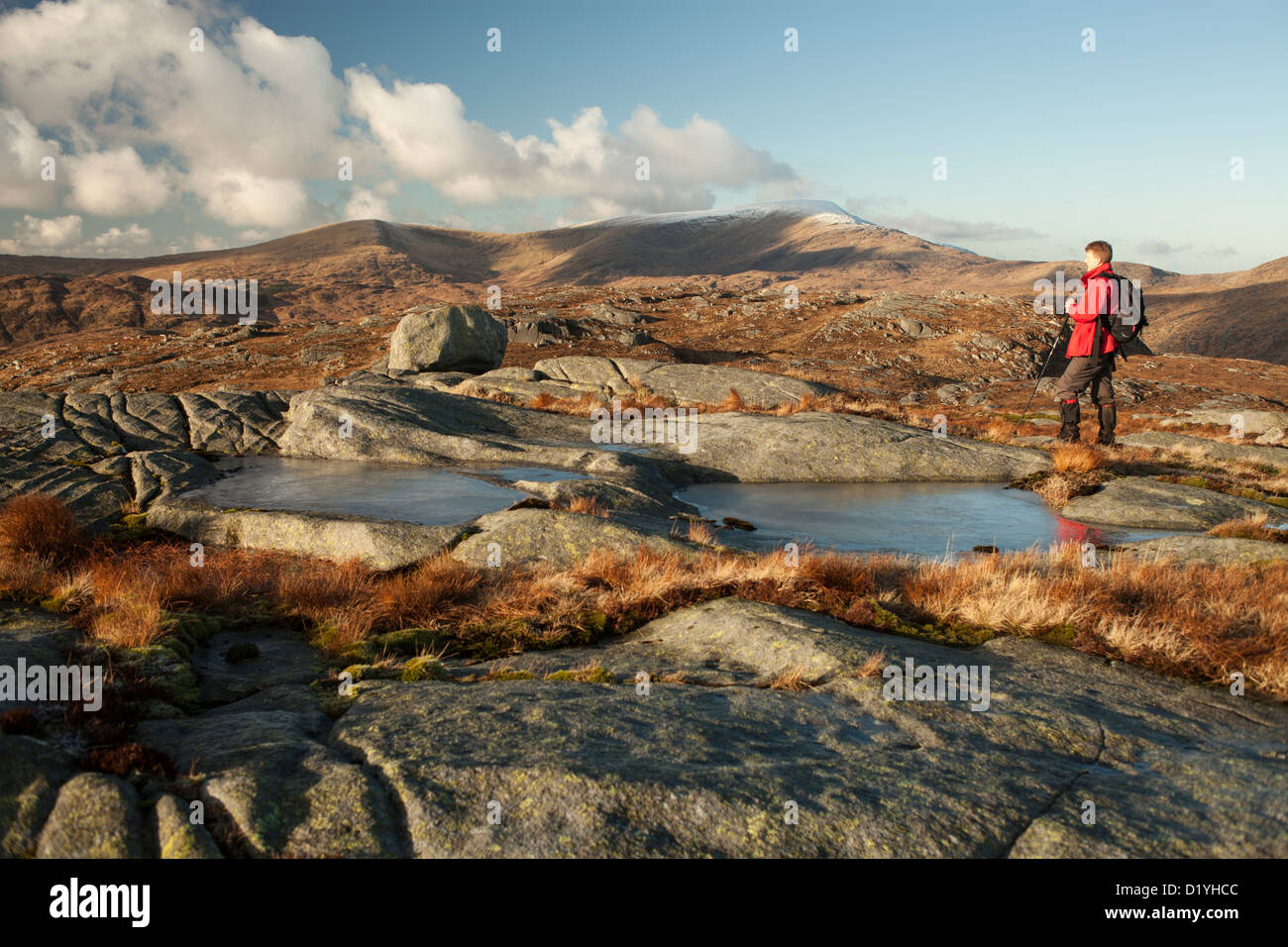 Galloway colline, aspra e selvaggia inverno verticale walker su Craiglee guardando attraverso il roccioso, granito, per una neve sormontato Merrick Foto Stock