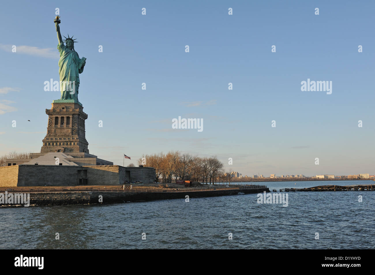 La Statua della Libertà è stata indenne da Superstorm sabbiosa, che hanno colpito New York City il 10/29/12, ma Liberty Island è stato danneggiato. Foto Stock