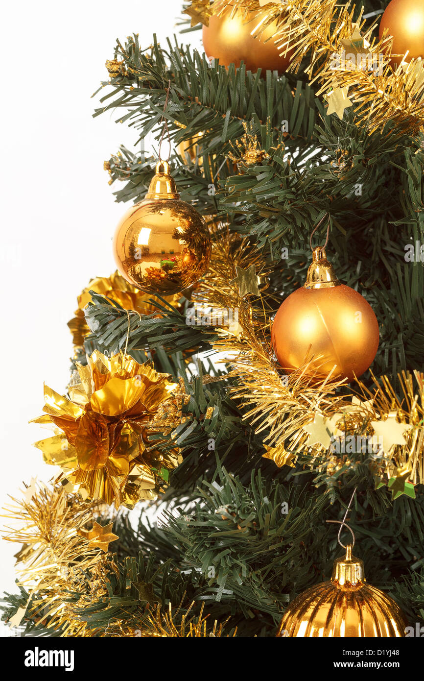 Giallo albero di Natale decorato su sfondo bianco Foto Stock