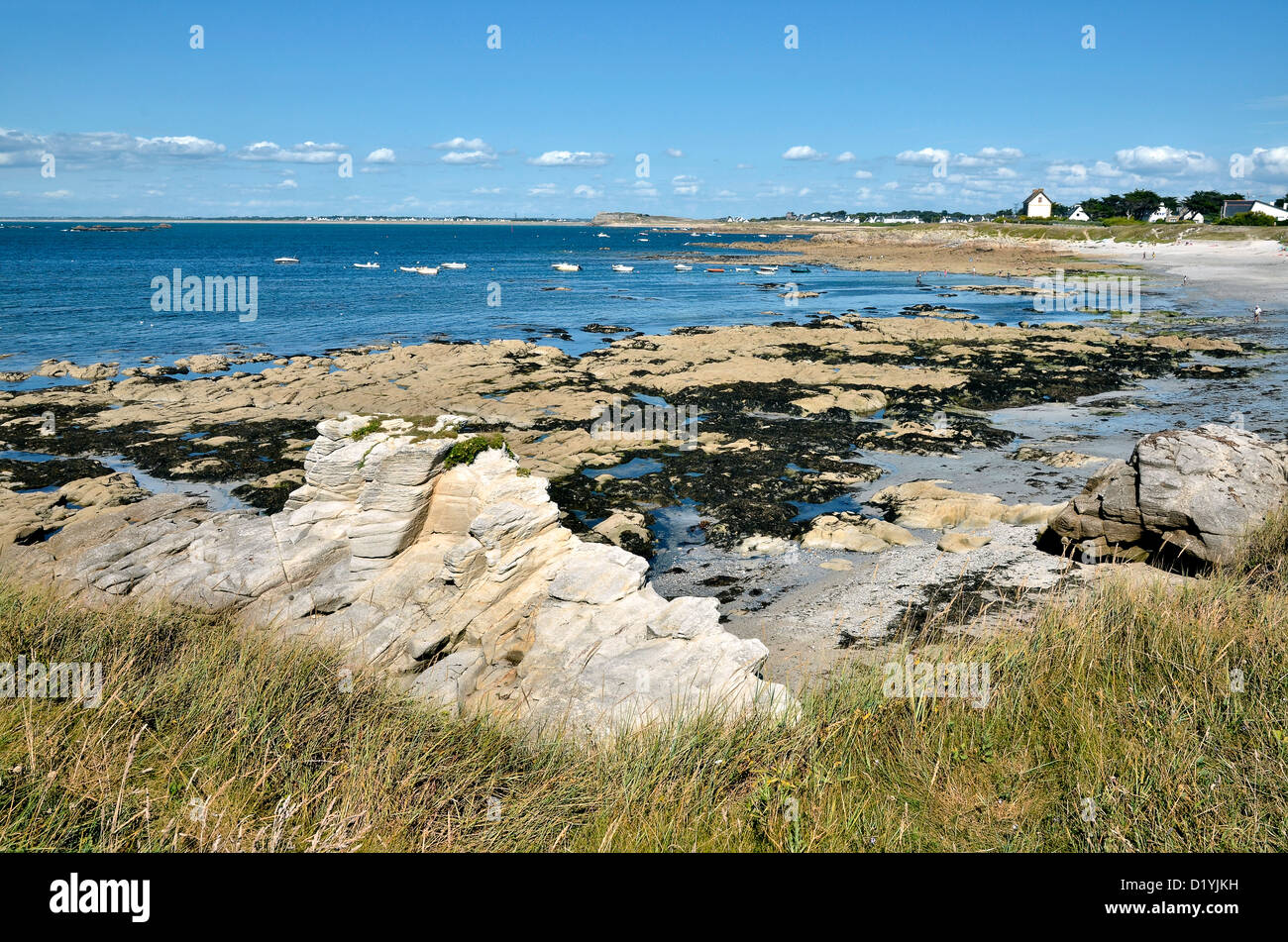 Costa rocciosa e la spiaggia di Portivy sulla costa selvaggia (Côte Sauvage) della penisola di Quiberon nel dipartimento di Morbihan, Foto Stock
