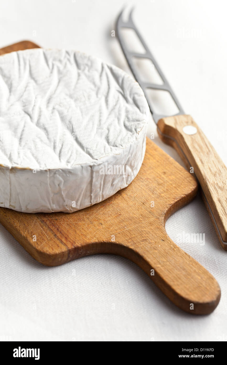 Formaggio Camembert con il coltello sul tavolo da cucina Foto Stock