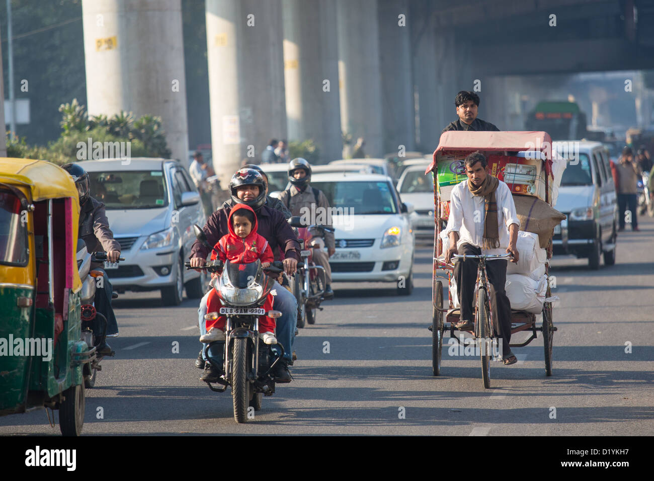 Trafic sulla strada nazionale 10 a Delhi, India Foto Stock