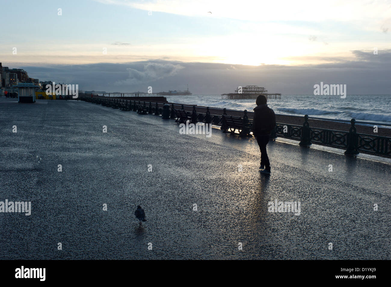 Persona passeggiate lungomare, cielo tempestoso, pioggia nuvole,mattina,Brighton e Hove, Regno Unito Foto Stock