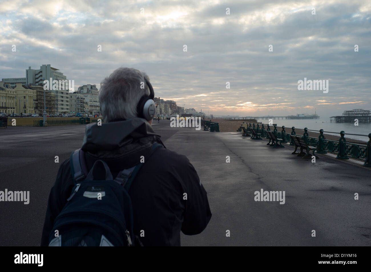 Uomo che indossa le cuffie Brighton Seafront,mattina presto Foto Stock