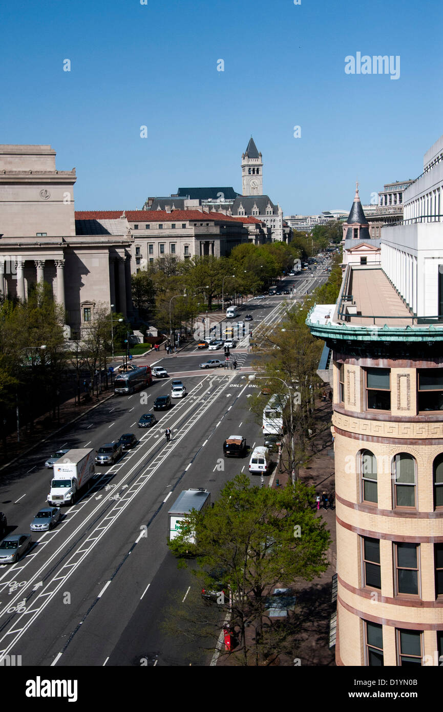 Vista da un balcone sull'edificio Newseum di Washington DC che mostra la Pennsylvania Avenue Foto Stock